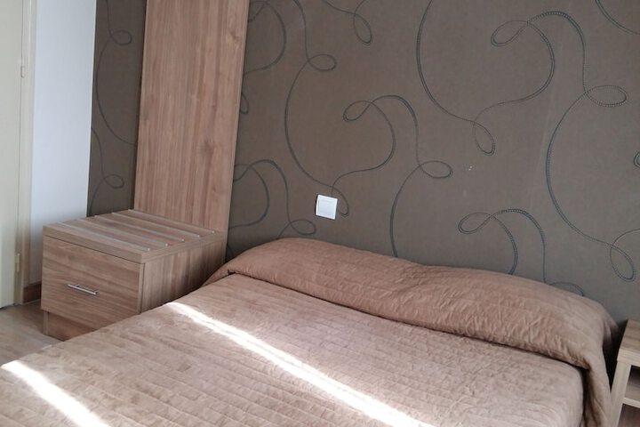 Room 7 of 16