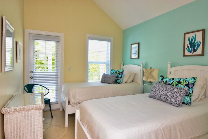 Room 3 of 376