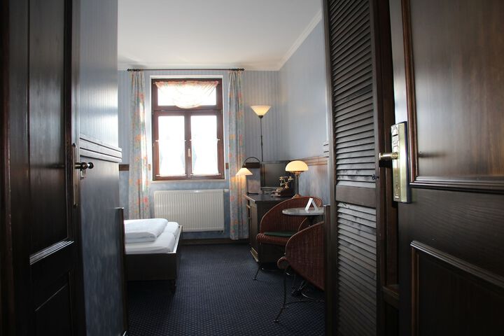 Room 5 of 90