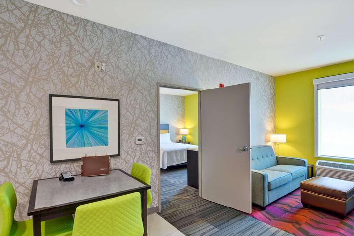 Studio Suite Queen Bed Accessible (5 of 13)