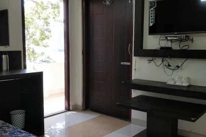 Room 4 of 16