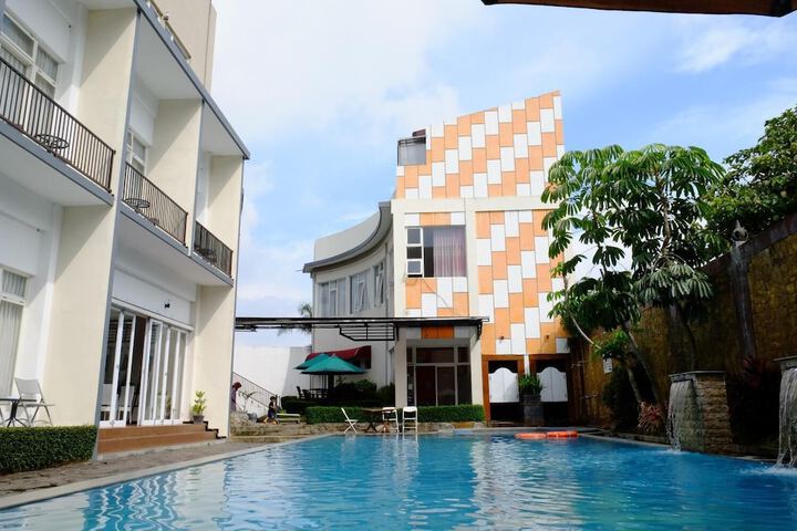 Pool 18 of 27