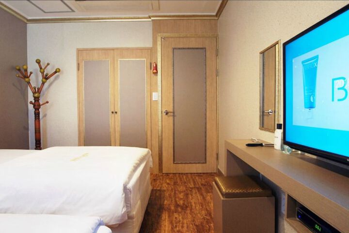 Room 4 of 15