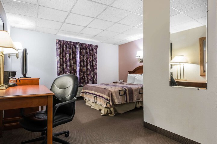 1 Queen Bed (4 of 15)