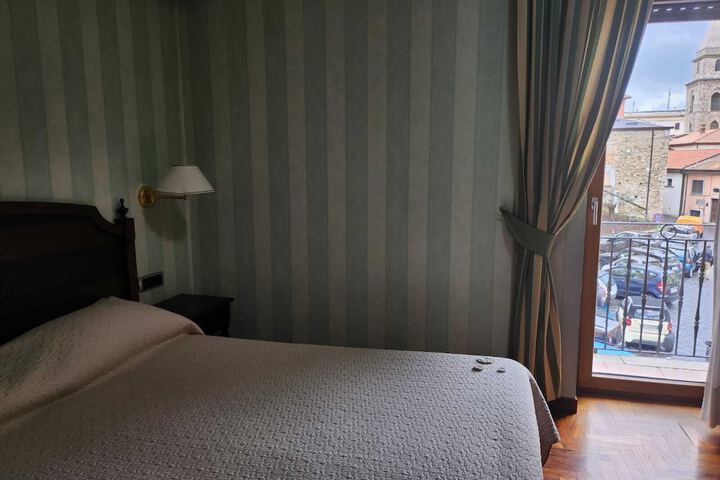 Room 7 of 16