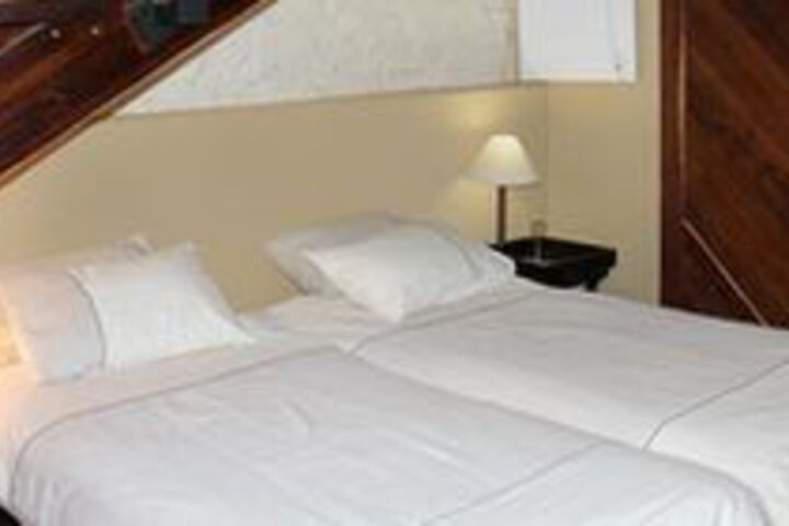 Room 9 of 18