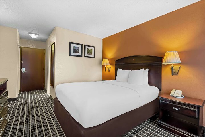 1 Queen Bed (2 of 5)