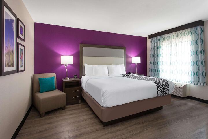 1 King Bed (2 of 22)