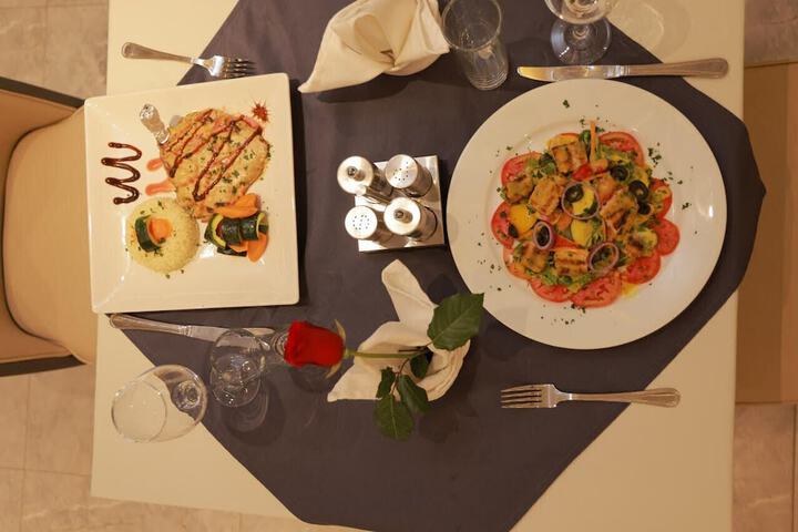Dining 25 of 34