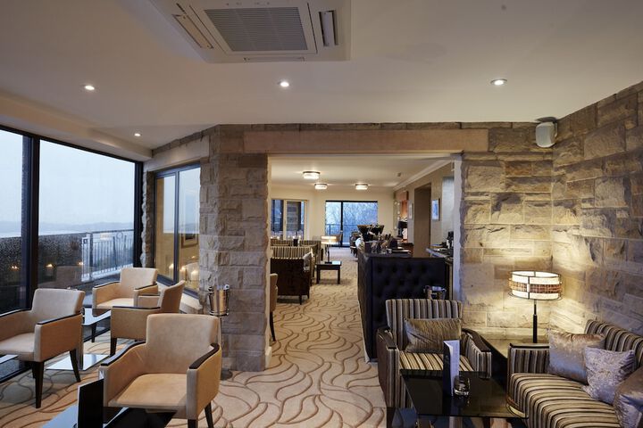 Lounge 70 of 76