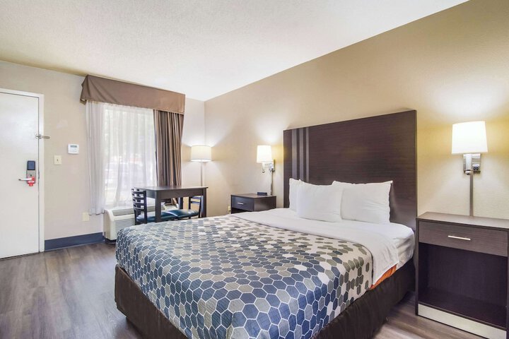 1 Queen Bed (3 of 15)