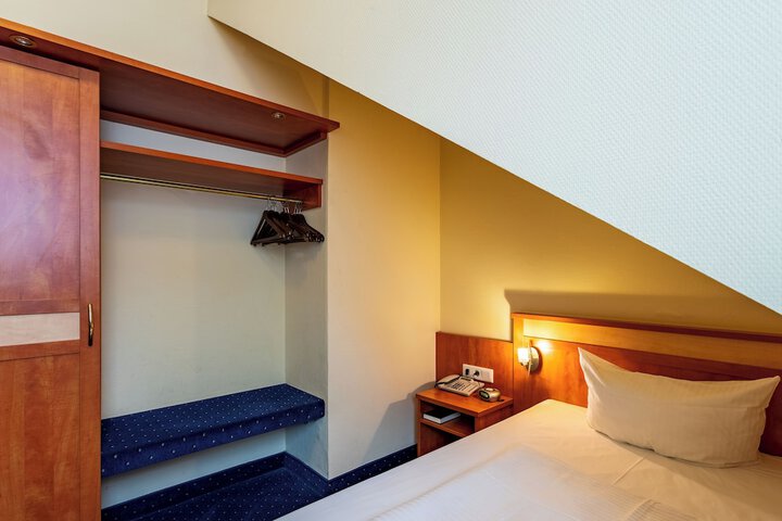 Room 19 of 80
