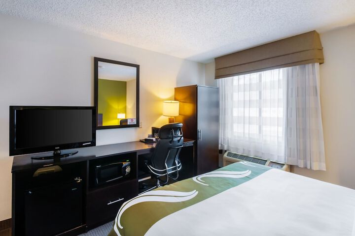 Queen Bed Accessible (7 of 15)