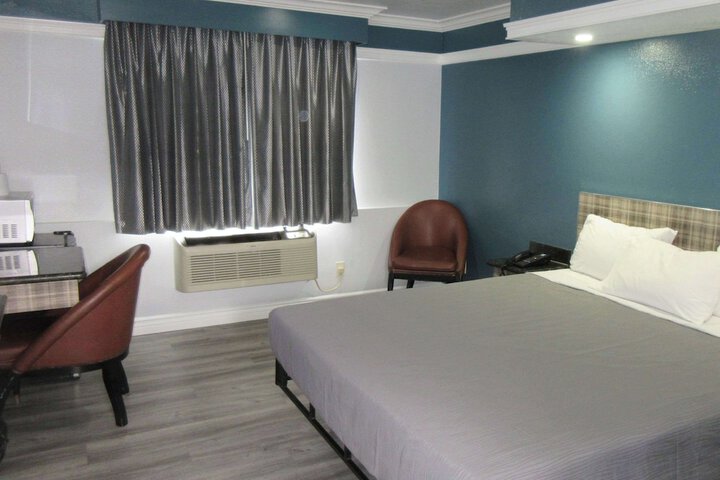 1 Queen Bed (5 of 11)