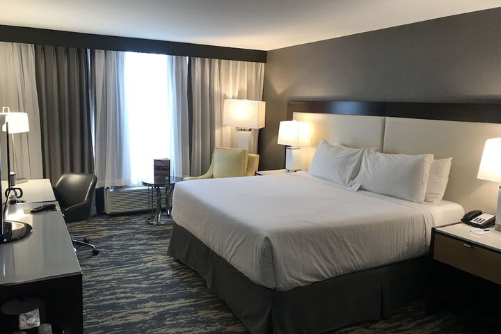 1 King Bed (5 of 30)