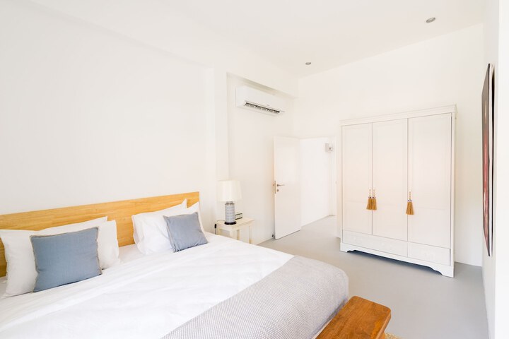 Room 8 of 102