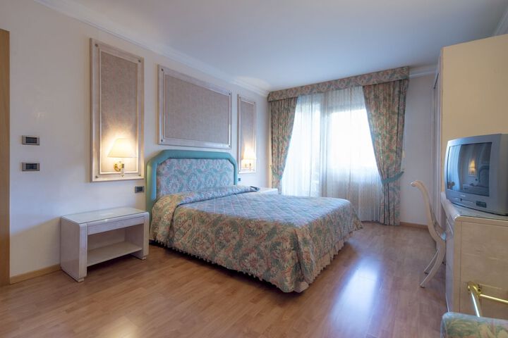 Room 9 of 79