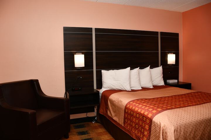 1 Queen Bed (2 of 9)