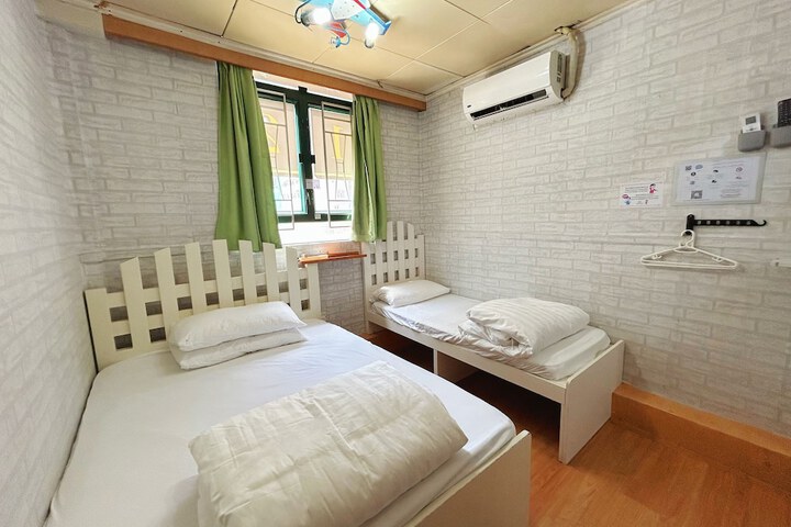 Room 4 of 18