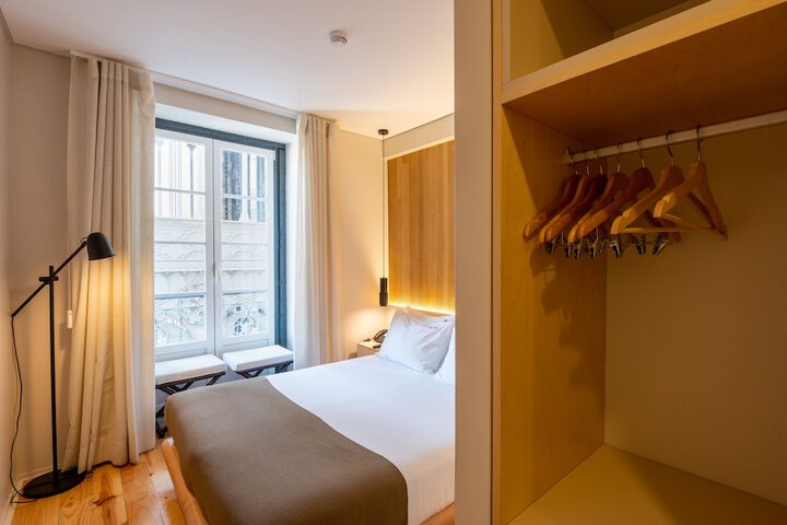 Room 18 of 65