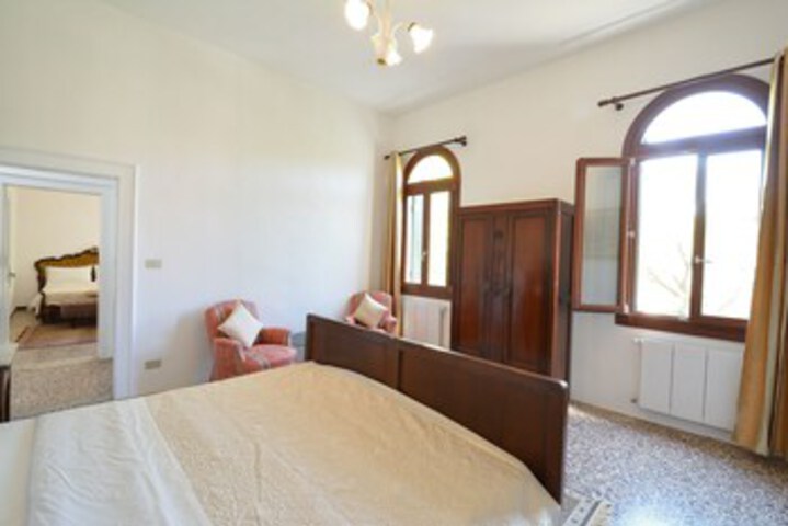 Room 10 of 20