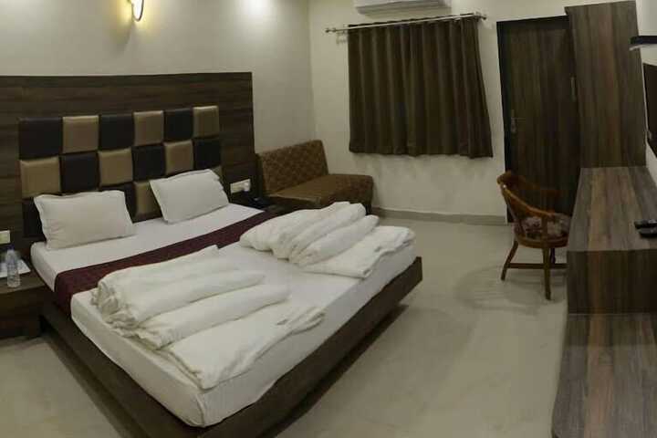 Room 8 of 28
