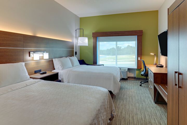 2 Queen Beds (7 of 12)