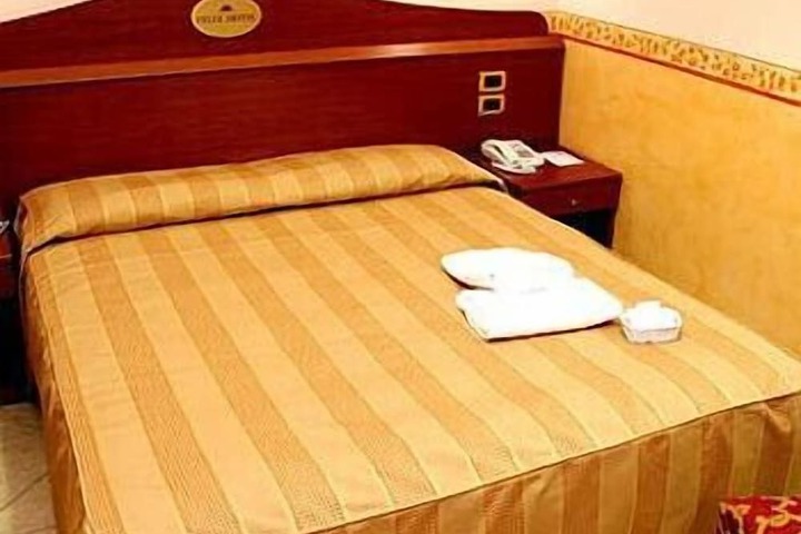 Room 4 of 27
