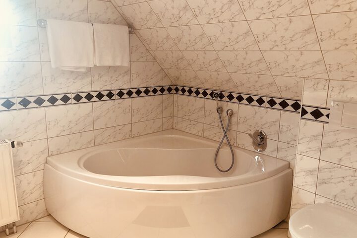 Deep soaking bathtub