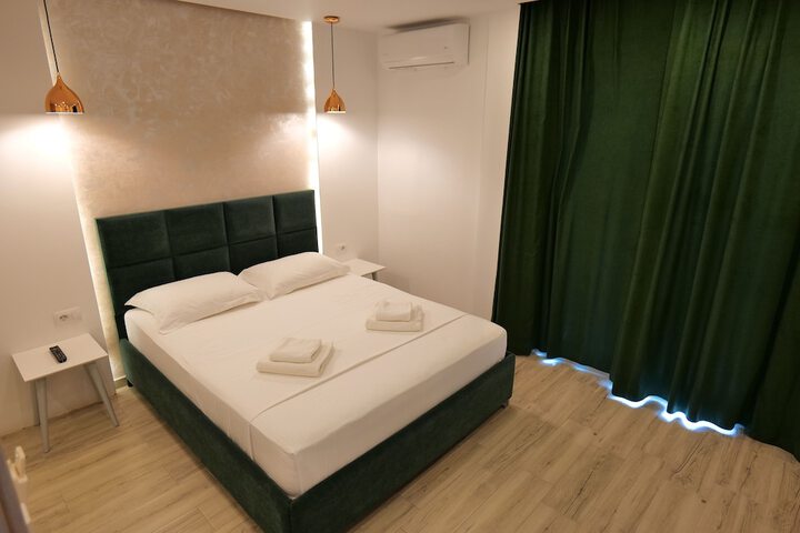 Room 27 of 103