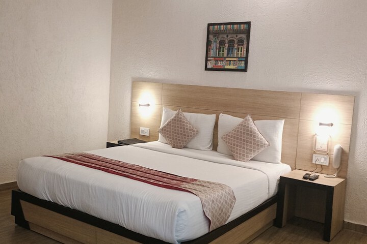 Room 4 of 8