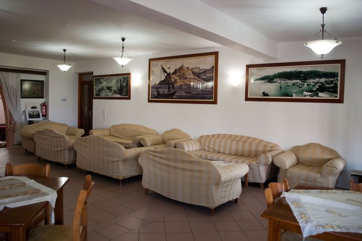 Lounge 28 of 37