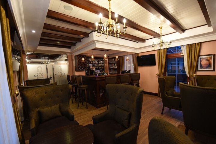 Lounge 66 of 82