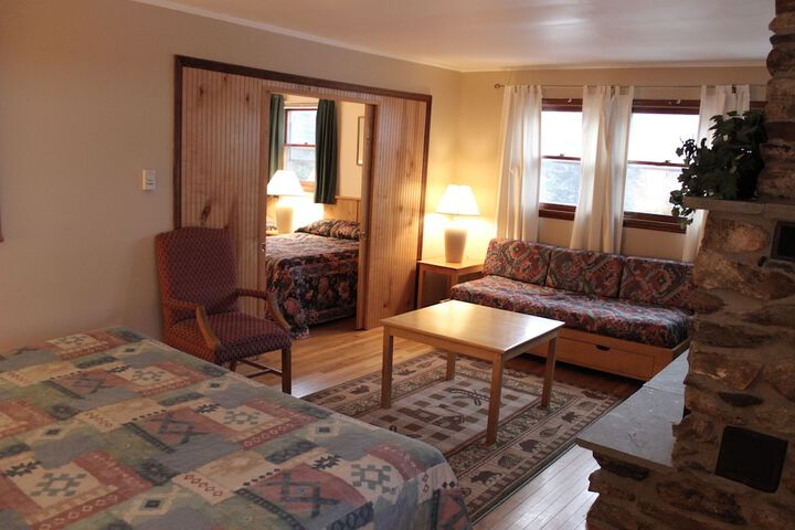 Pine Country Economy King Bed Pet Friendly (26 of 31)