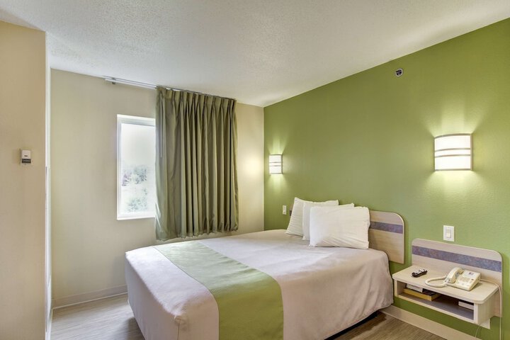 1 Queen Bed (4 of 7)