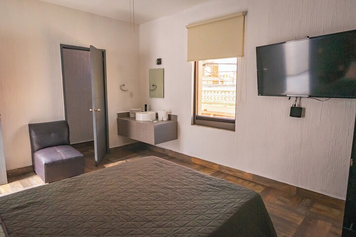 Room 5 of 11