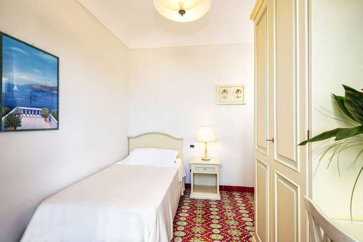 Room 26 of 77