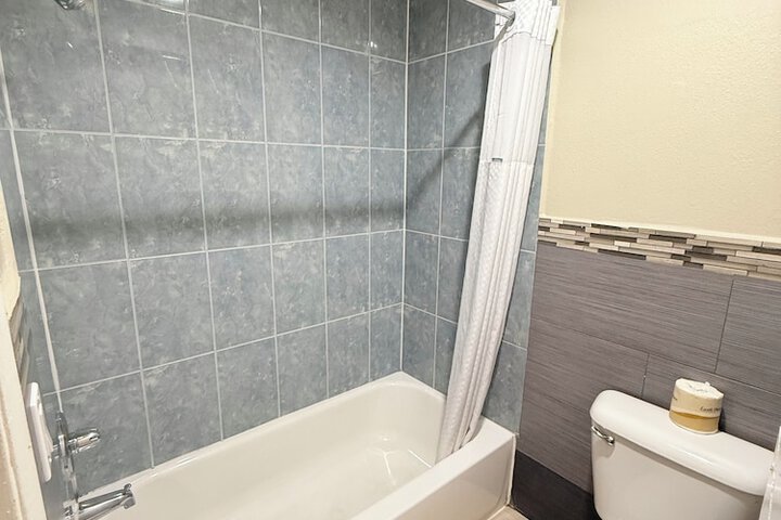 Room 6 of 9