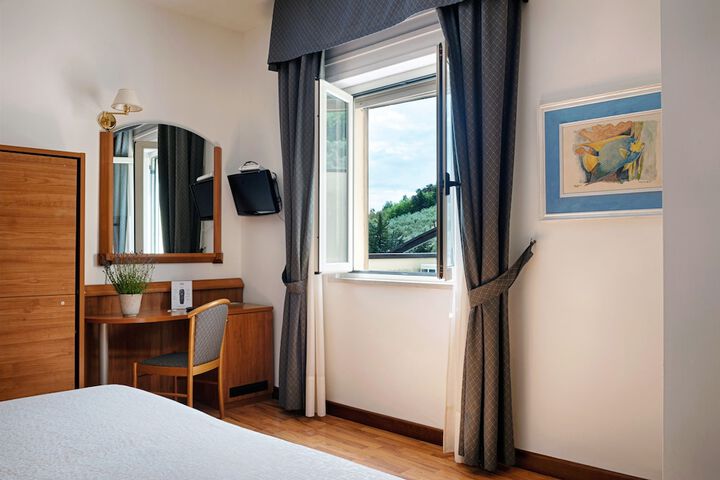 Room 5 of 43