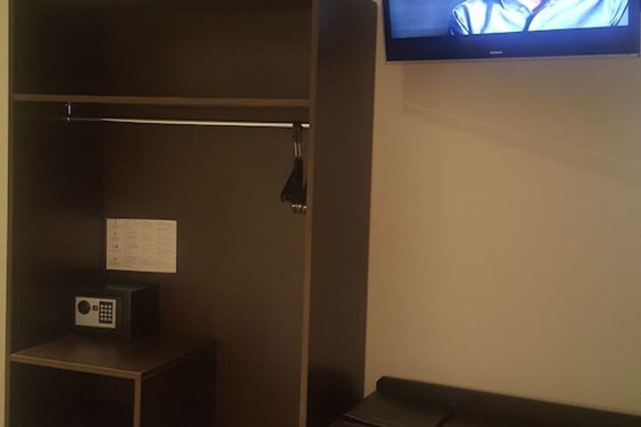 Room 15 of 33