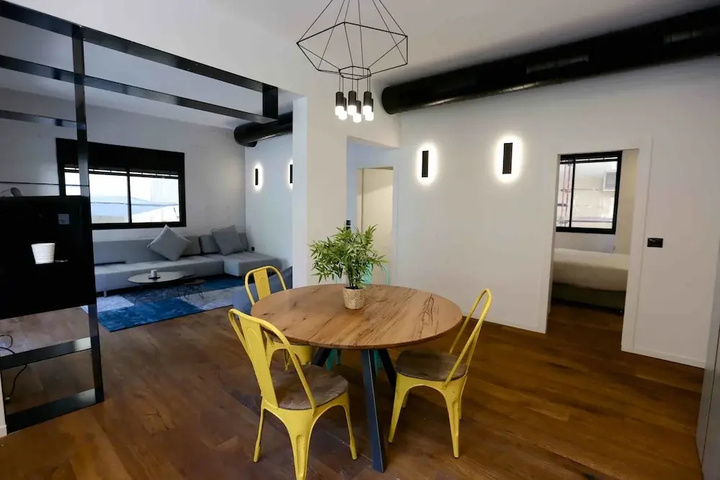Room 4 of 10