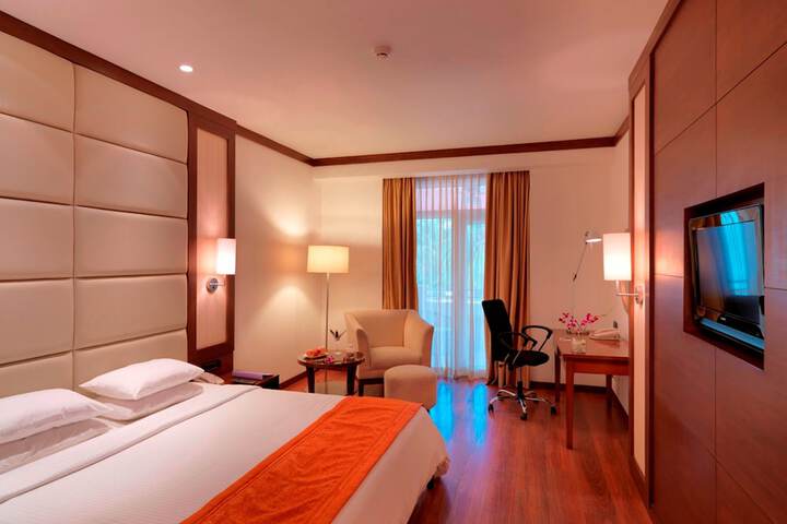Room 5 of 90