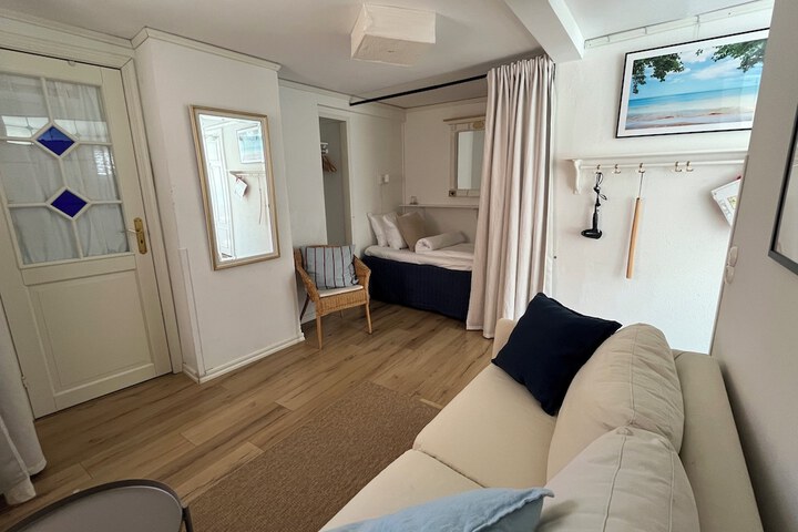 Room 2 of 62
