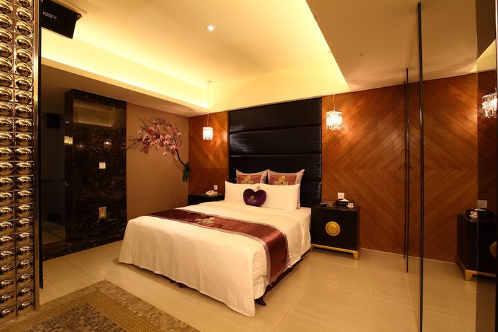 Room 4 of 32