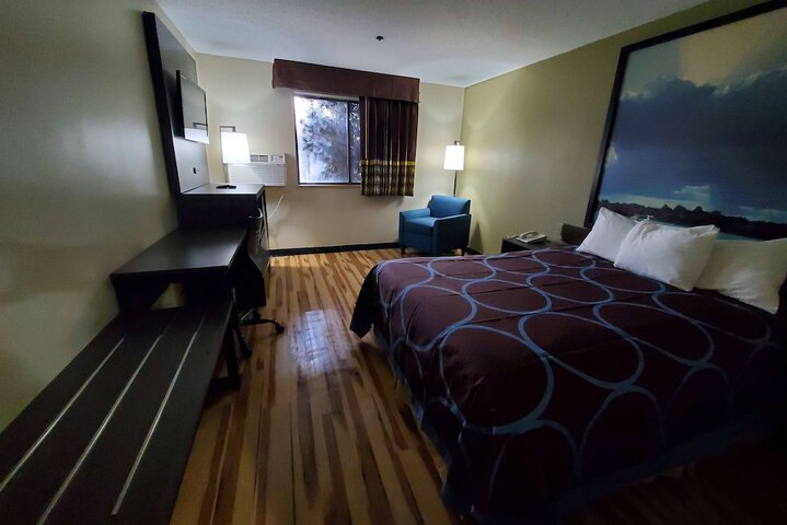 1 Queen Bed Mobility Accessible Bathtub with Grab Bars (9 of 10)