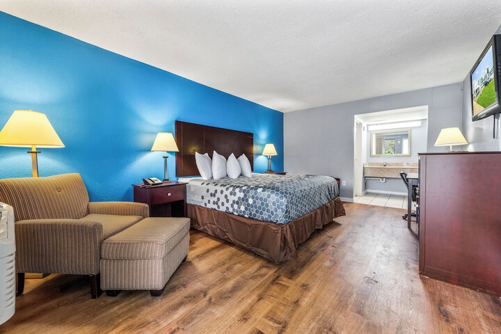 1 King Bed (2 of 4)