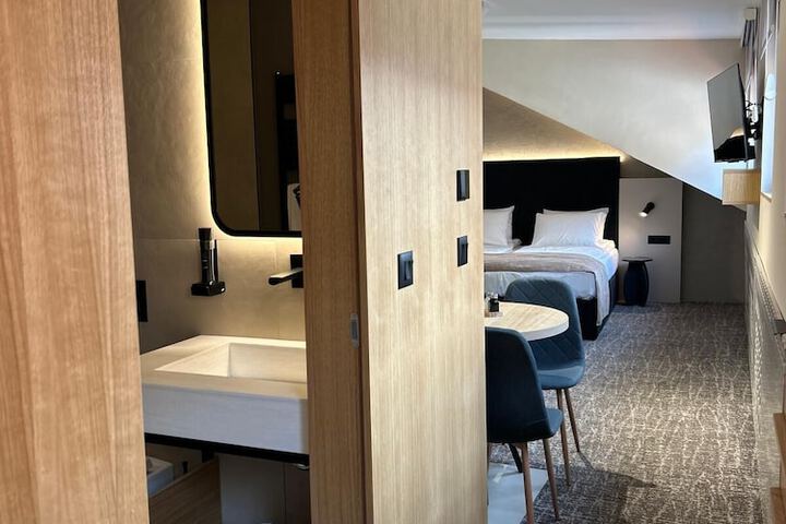 Room 49 of 80