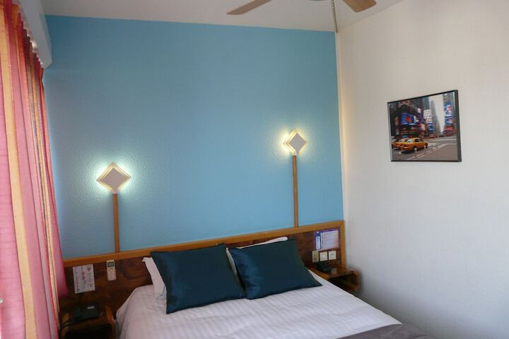 Room 12 of 87