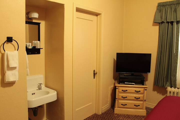 Room 8 of 13
