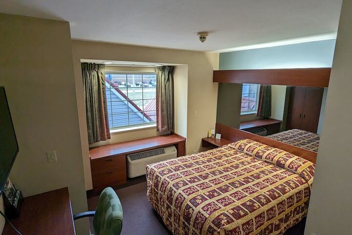 1 Queen Bed (1 of 3)